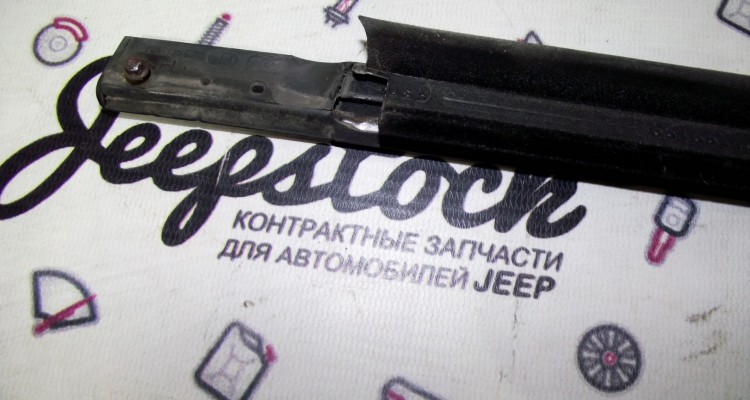 Бархотка наружная задняя правая Jeep Grand Cherokee ZG-ZJ, оригинальный номер производителя 55134526 OEM Бархотка наружная задняя правая