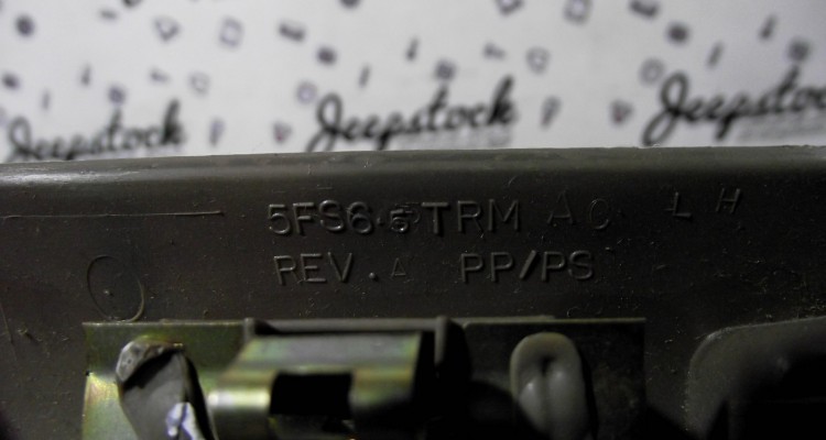 Накладка передней стойки левая (Sandstone) Jeep Grand Cherokee WG-WJ, оригинальный номер производителя 5FS65TRMAC OEM Накладка передней стойки левая (Sandstone)