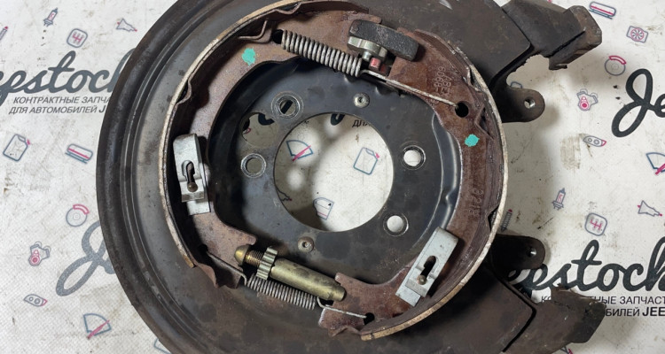 Опорный щит задний тормозной левый Jeep Grand Cherokee ZG-ZJ, оригинальный номер производителя 04796343, 04762129, 04796337 OEM Опорный щит задний тормозной левый