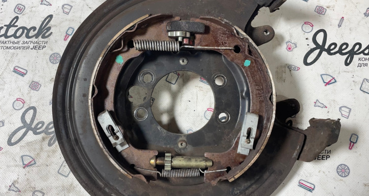 Опорный щит задний тормозной левый Jeep Grand Cherokee ZG-ZJ, оригинальный номер производителя 04796343, 04762129, 04796337 OEM Опорный щит задний тормозной левый