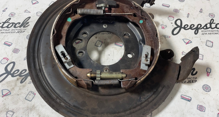 Опорный щит задний тормозной левый Jeep Grand Cherokee ZG-ZJ, оригинальный номер производителя 04796343, 04762129, 04796337 OEM Опорный щит задний тормозной левый