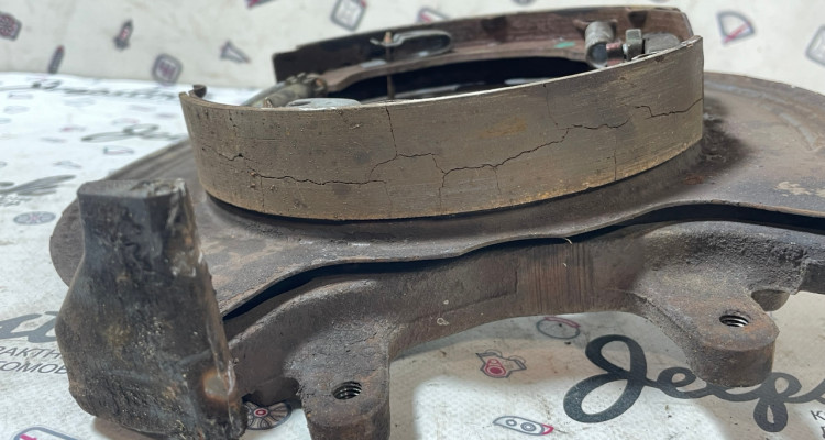 Опорный щит задний тормозной левый Jeep Grand Cherokee ZG-ZJ, оригинальный номер производителя 04796343, 04762129, 04796337 OEM Опорный щит задний тормозной левый