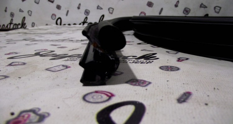 Уплотнительная резинка двери передняя левая Jeep Grand Cherokee WG-WJ, оригинальный номер производителя 55135918AD OEM Уплотнительная резинка двери передняя левая