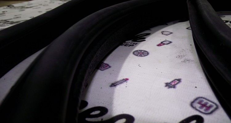 Уплотнительная резинка двери передняя правая Jeep Grand Cherokee WG-WJ, оригинальный номер производителя 55135919AD OEM Уплотнительная резинка двери передняя правая