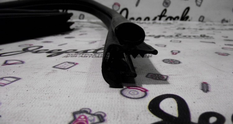 Уплотнительная резинка двери передняя правая Jeep Grand Cherokee WG-WJ, оригинальный номер производителя 55135919AD OEM Уплотнительная резинка двери передняя правая