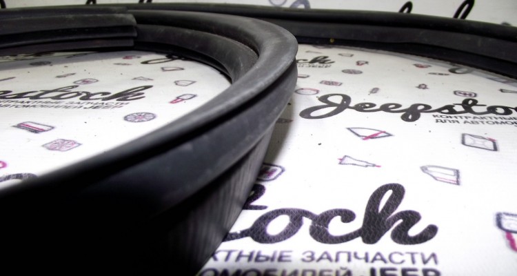 Уплотнительная резинка 5ой двери Jeep Grand Cherokee WG-WJ, оригинальный номер производителя 55135388AC OEM Уплотнительная резинка 5ой двери