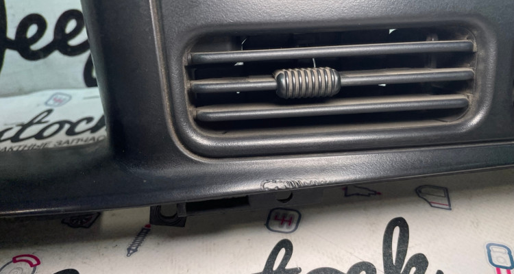 Накладка Щитка приборов 96-98г (дефект) Jeep Grand Cherokee ZG-ZJ, оригинальный номер производителя 55116241 OEM Накладка Щитка приборов 96-98г (дефект) Jeep Grand Cherokee ZG-ZJ