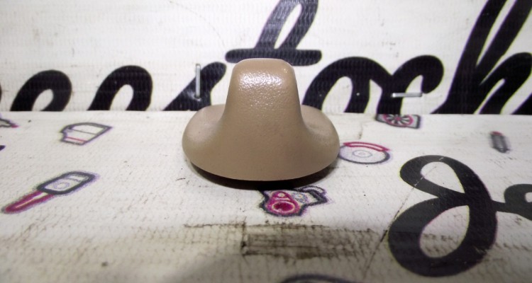 Крючок солнцезащитного козырька (Camel) Jeep Grand Cherokee WG-WJ, оригинальный номер производителя 5FS40RK5 OEM Крючок солнцезащитного козырька (Camel)