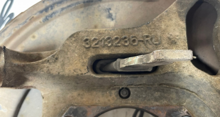 Опорный щит задний тормозной правый Jeep Grand Cherokee ZG-ZJ, оригинальный номер производителя 04796342, 04762128, 04796337 OEM Опорный щит задний тормозной правый