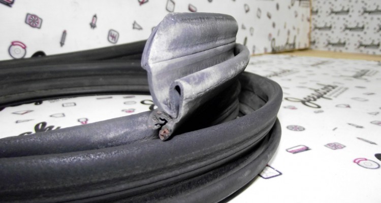  Уплотнительная резинка верхняя левая Jeep Grand Cherokee ZG-ZJ, оригинальный номер производителя 55135169 OEM Уплотнительная резинка верхняя левая