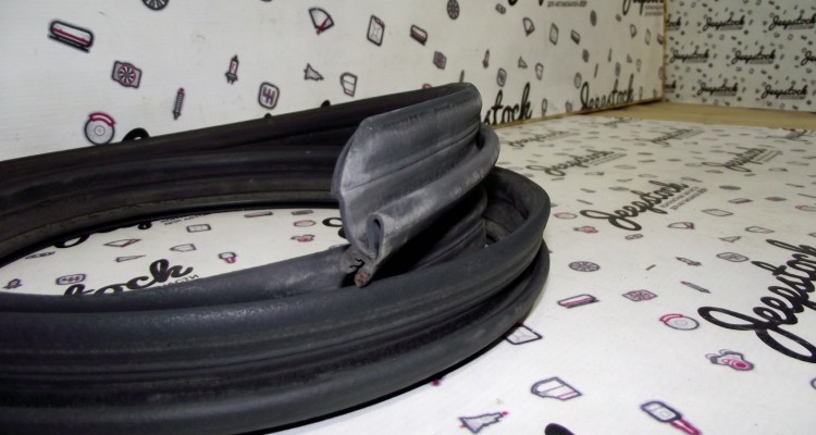  Уплотнительная резинка верхняя левая Jeep Grand Cherokee ZG-ZJ, оригинальный номер производителя 55135169 OEM Уплотнительная резинка верхняя левая