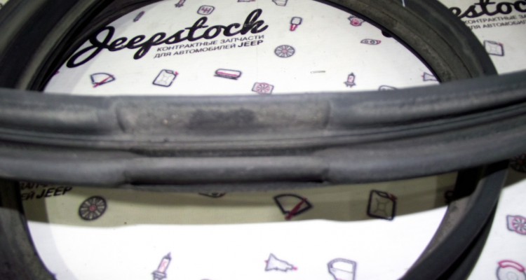  Уплотнительная резинка верхняя левая Jeep Grand Cherokee ZG-ZJ, оригинальный номер производителя 55135169 OEM Уплотнительная резинка верхняя левая