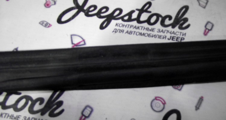  Уплотнительная резинка верхняя левая Jeep Grand Cherokee ZG-ZJ, оригинальный номер производителя 55135169 OEM Уплотнительная резинка верхняя левая