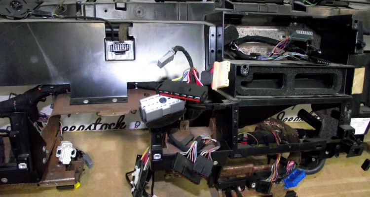 2000000000145 ZG-ZJ Скелет передней салонной панели (96-98г), оригинальный номер производителя 55115109 OEM Скелет передней салонной панели (96-98г)