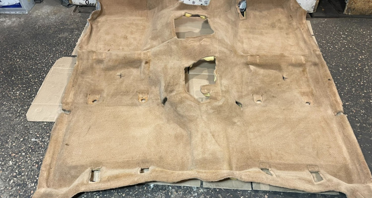 Ковровое покрытие перед RHD (SADDLE) Jeep Grand Cherokee ZG-ZJ, оригинальный номер производителя 5FM87RT6 OEM Ковровое покрытие перед RHD (SADDLE)