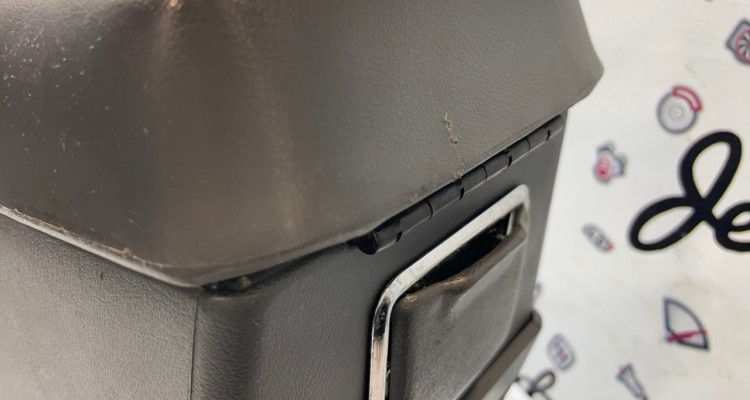 Центральный бардачок 92-95 (Gray) Jeep Cherokee XJ, оригинальный номер производителя 8955001334 OEM Центральный бардачок 92-95 (Gray) Jeep Cherokee XJ