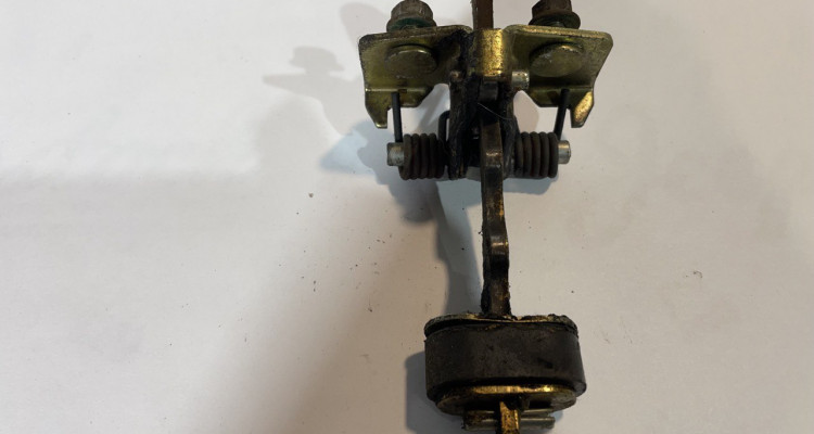 Ограничитель двери передний 92-95 Jeep Cherokee XJ, оригинальный номер производителя OEM Ограничитель двери передний 92-95 Jeep Cherokee XJ