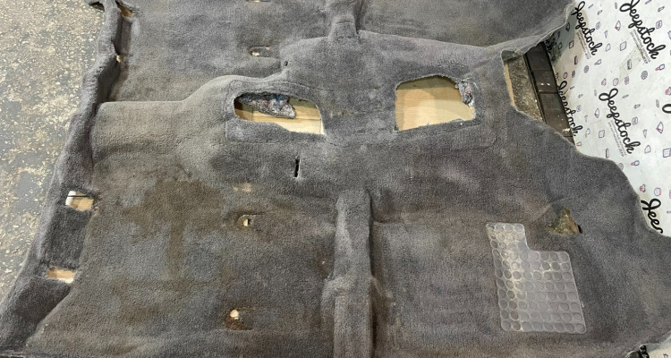 Ковровое покрытие зад часть (Agate) дефект Jeep Grand Cherokee ZG-ZJ, оригинальный номер производителя OEM Ковровое покрытие перед RHD (Agate) 2 Jeep Grand Cherokee ZG-ZJ
