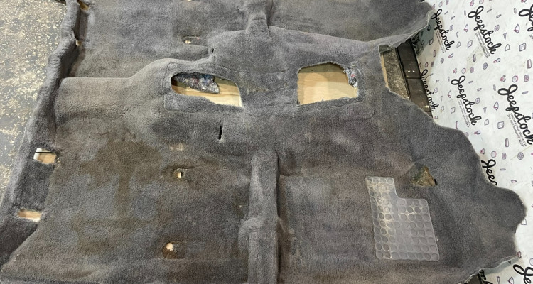 Ковровое покрытие зад часть (Agate) дефект Jeep Grand Cherokee ZG-ZJ, оригинальный номер производителя OEM Ковровое покрытие перед RHD (Agate) 2 Jeep Grand Cherokee ZG-ZJ