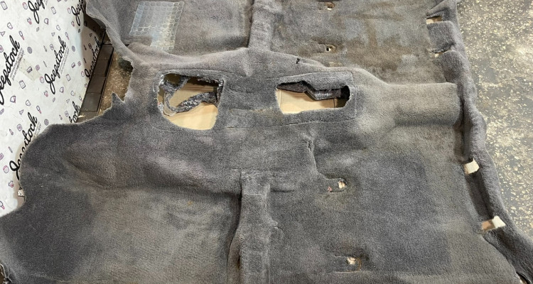 Ковровое покрытие зад часть (Agate) дефект Jeep Grand Cherokee ZG-ZJ, оригинальный номер производителя OEM Ковровое покрытие перед RHD (Agate) 2 Jeep Grand Cherokee ZG-ZJ