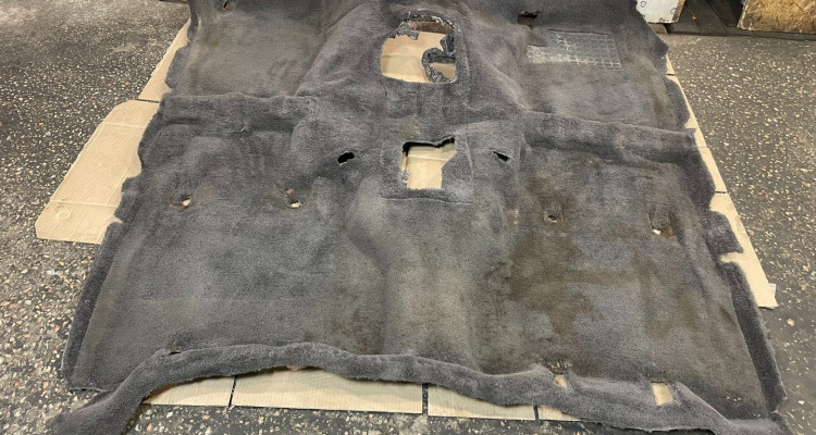 Ковровое покрытие зад часть (Agate) дефект Jeep Grand Cherokee ZG-ZJ, оригинальный номер производителя OEM Ковровое покрытие перед RHD (Agate) 2 Jeep Grand Cherokee ZG-ZJ