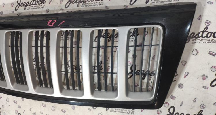Решетка радиатора черная 03-04 Jeep Grand Cherokee WG-WJ, оригинальный номер производителя 5JU72TRMAC OEM Решетка радиатора черная 03-04