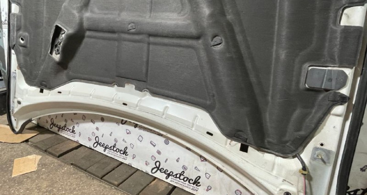 Капот передний белый Jeep Grand Cherokee WG-WJ, оригинальный номер производителя 53013312AB OEM Капот в сборе с утеплителем белый Jeep Grand Cherokee WG-WJ