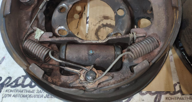 Опорные щиты задние (96-01) дефект Jeep Cherokee XJ, оригинальный номер производителя OEM Опорные щиты задние дефект