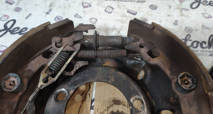 Опорные щиты задние (96-01) дефект Jeep Cherokee XJ, оригинальный номер производителя OEM Опорные щиты задние дефект