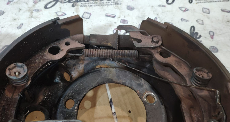 Опорные щиты задние (96-01) дефект Jeep Cherokee XJ, оригинальный номер производителя OEM Опорные щиты задние дефект