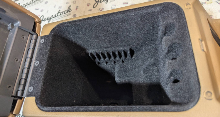 Напольная консоль в сборе 96-98г (Saddle) 2 Jeep Grand Cherokee ZG-ZJ, оригинальный номер производителя 5DY05ST6, 55115228, 55115308 OEM Напольная консоль в сборе 96-98г (Saddle) 2