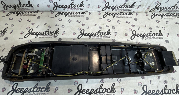 Потолочная консоль рестайлинг (дефект) Jeep Grand Cherokee ZG-ZJ, оригинальный номер производителя OEM Потолочная консоль рестайлинг (Agate) 1 Jeep Grand Cherokee ZG-ZJ