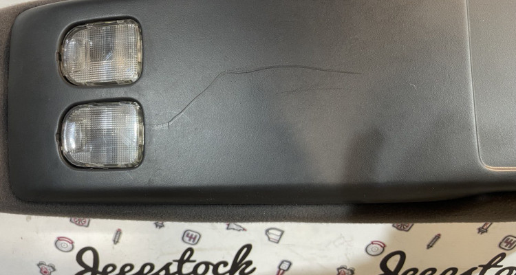 Потолочная консоль рестайлинг (дефект) Jeep Grand Cherokee ZG-ZJ, оригинальный номер производителя OEM Потолочная консоль рестайлинг (Agate) 1 Jeep Grand Cherokee ZG-ZJ