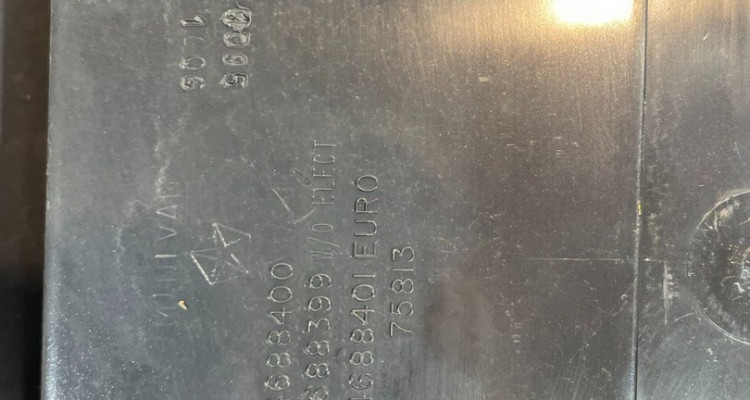 Потолочная консоль рестайлинг (дефект) Jeep Grand Cherokee ZG-ZJ, оригинальный номер производителя OEM Потолочная консоль рестайлинг (Agate) 1 Jeep Grand Cherokee ZG-ZJ