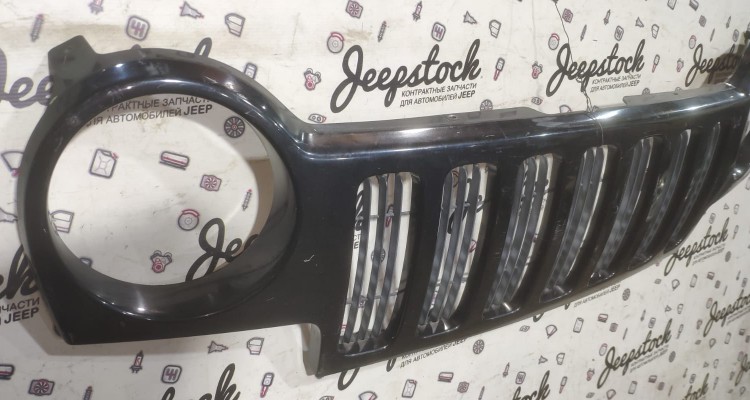 Решетка радиатора дорестайл Jeep Cherokee KJ, оригинальный номер производителя 5GF25TRMAE OEM Решетка радиатора дорестайл