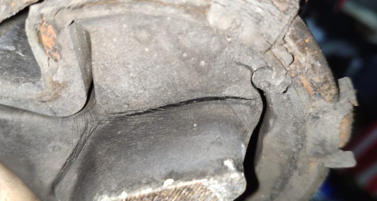 Опора двигателя правая LHD 4.0 Jeep Grand Cherokee ZG-ZJ, оригинальный номер производителя 52017830 OEM Опора двигателя правая LHD 4.0