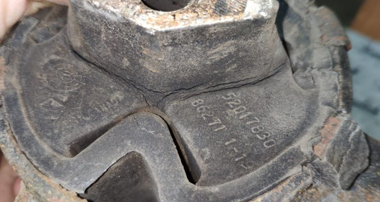 Опора двигателя правая LHD 4.0 Jeep Grand Cherokee ZG-ZJ, оригинальный номер производителя 52017830 OEM Опора двигателя правая LHD 4.0