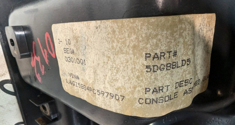  Напольная консоль в сборе 92-95 Quartz дефект