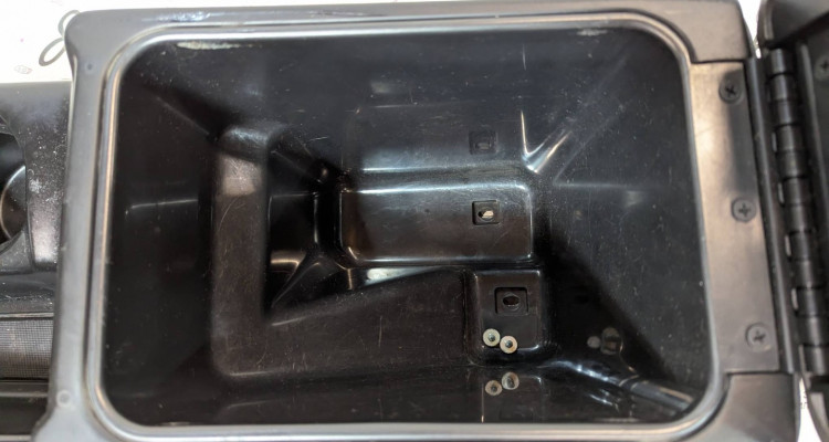  Напольная консоль в сборе 92-95 Quartz дефект