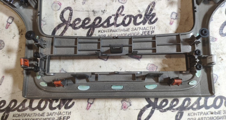  Центральная консоль серебристая Jeep Grand Cherokee WK2