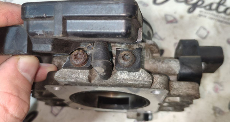  Дроссельная заслонка в сборе 4L 95-97 дефект