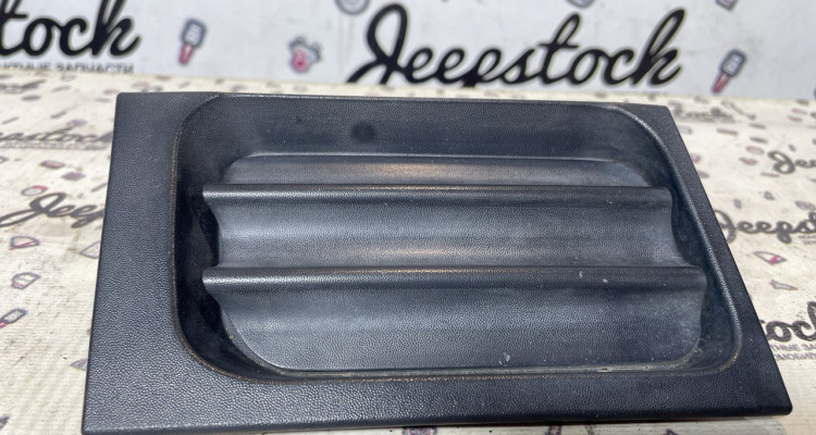  Заглушка буксировочного крюка бампера (правая) Jeep Grand Cherokee WK2