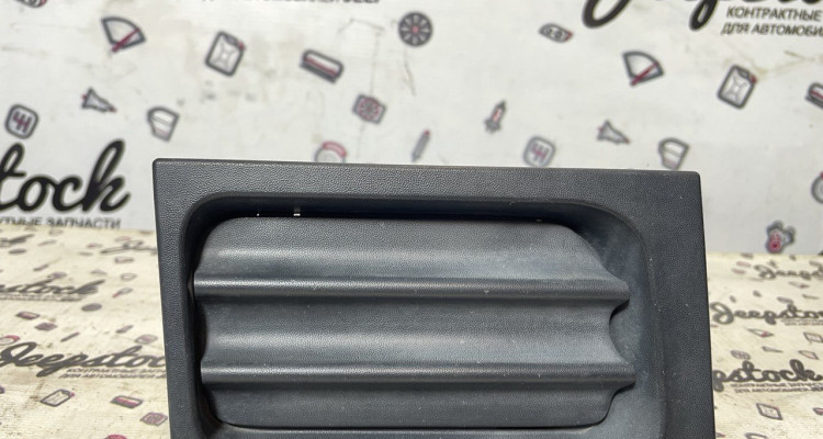  Заглушка буксировочного крюка бампера (правая) Jeep Grand Cherokee WK2