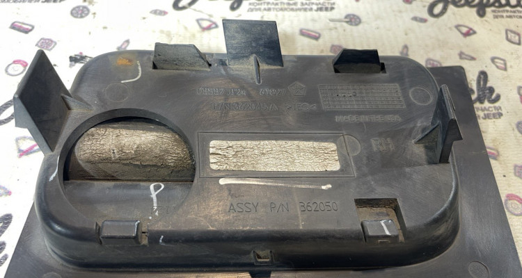  Заглушка буксировочного крюка бампера (правая) Jeep Grand Cherokee WK2