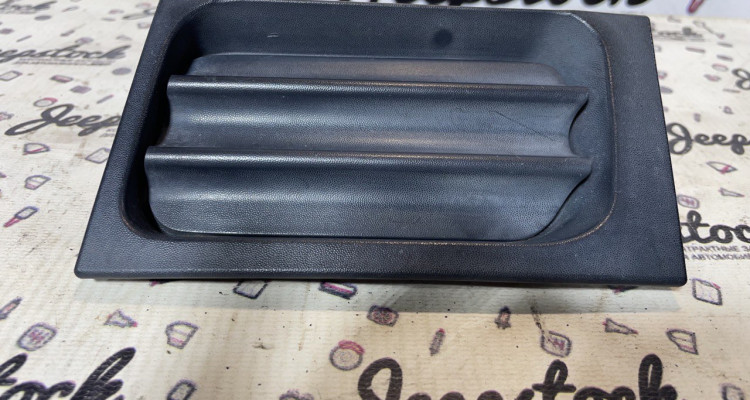  Заглушка буксировочного крюка бампера (левая) Jeep Grand Cherokee WK2