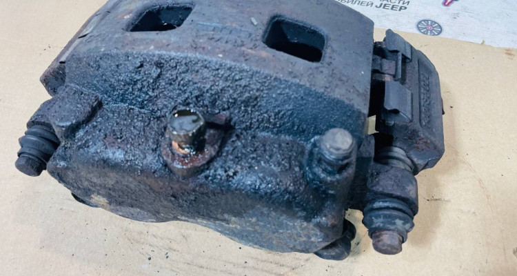  Суппорт тормозной передний левый Dodge Ram 3 DR