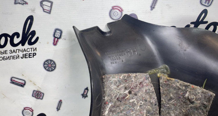  Накладка на заднюю стойку правая черная 1 Jeep Grand Cherokee ZG-ZJ