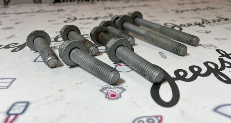  Болты крепления кронштейна опоры двигателя 5.7L Jeep Grand CherokeeWK2