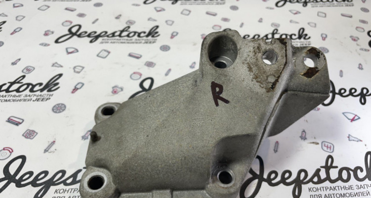  Кронштеин опоры двигателя правый 5.7L Jeep Grand Cherokee WK2