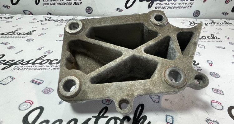  Кронштеин опоры двигателя левый 5.7L Jeep Grand Cherokee WK2